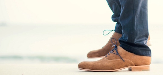 lacets de couleur chaussures de ville