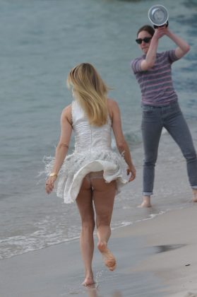 2018-05-10 Chloe Sevigny slight upskirt during a photoshoot on the beach during the 71st annual Cannes Film Festival